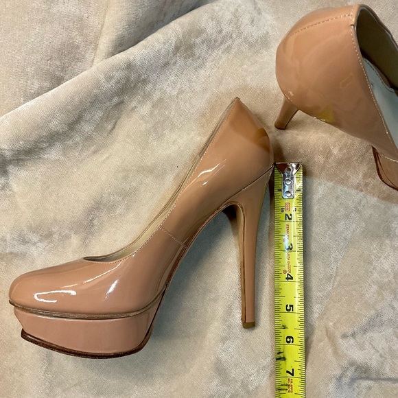 Vera Wang  Lavender Pumps with dust bag. Pretty in light pink. - Picture 8 of 12